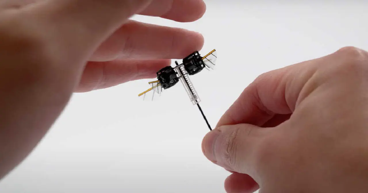 Plus petit quun pouce ce robot sauteur du mit defie les terrains les plus extremes et pourrait sauver des vies