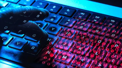 Ingérences étrangères: la France durcit le ton, les cyberattaques se poursuivent