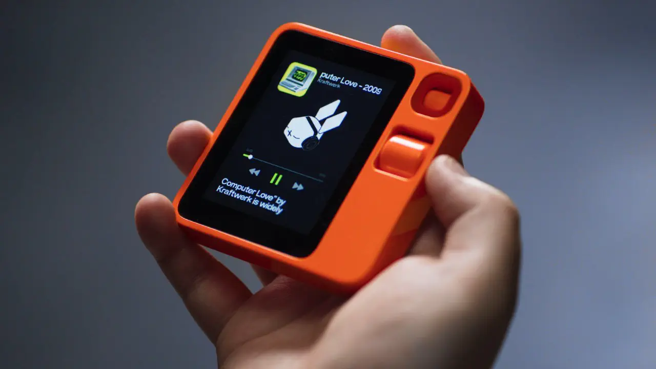 Rabbit r1, l'appareil d'IA portable qui veut bousculer le smartphone — Frandroid