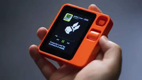 Rabbit r1, l'appareil d'IA portable qui veut bousculer le smartphone — Frandroid
