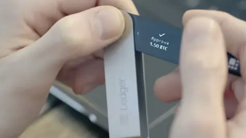 En raison d une faille de securite de l un de ses prestataires la societe crypto ledger fait face a une nouvelle fuite de donnees de ses clients av