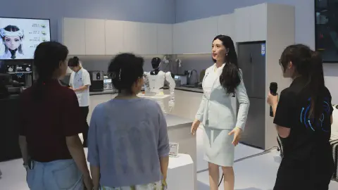 En chine le premier centre commercial dedies a la vente de robots humanoides ouvre ses portes av
