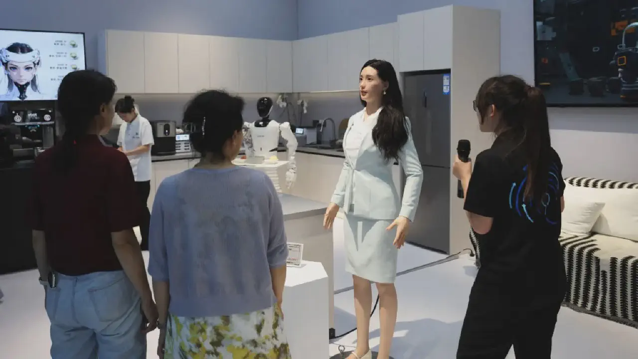 En chine le premier centre commercial dedies a la vente de robots humanoides ouvre ses portes av