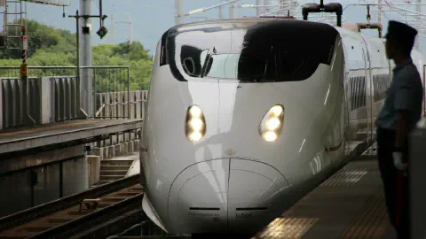 Il paralyse une ligne de trains à grande vitesse à l’aide d’une simple radio