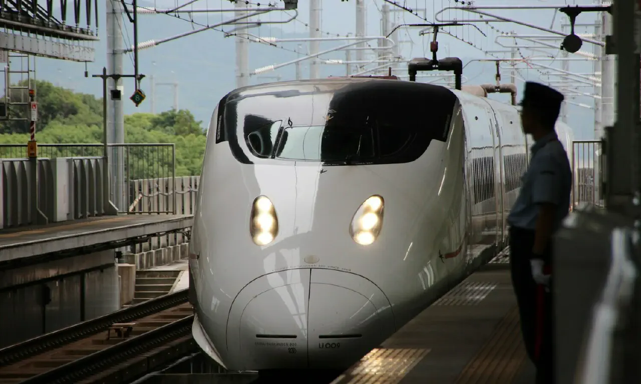 Il paralyse une ligne de trains à grande vitesse à l’aide d’une simple radio